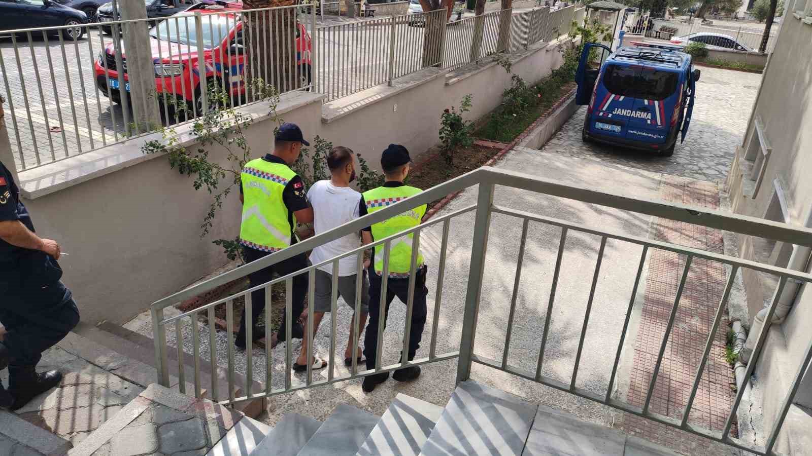 İSTANBUL’DAN GELEREK EDREMİT’TE KİRALADIĞI EVDE UYUŞTURUCU MADDE SATAN B.D. JANDARMANIN