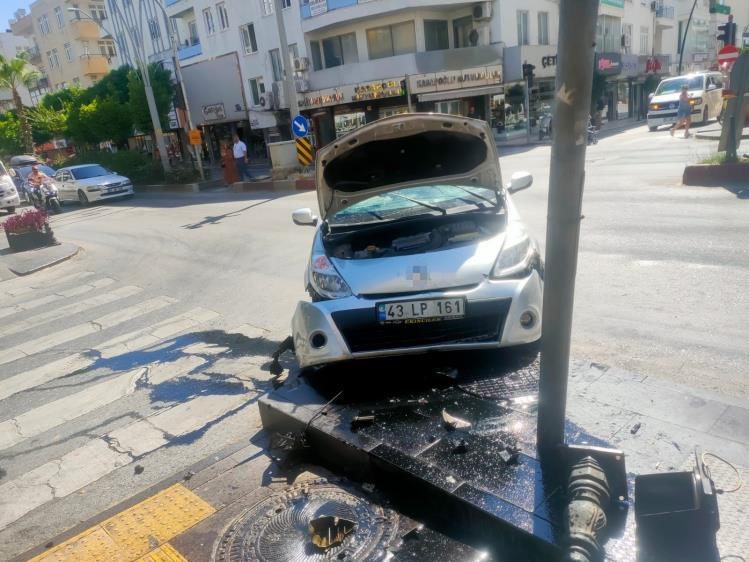 Kırmızı ışık ihlali yapan sürücü otomobiliyle kaldırıma çıktı ANTALYA'NIN MANAVGAT İLÇESİNDE KIRMIZI IŞIK YAPAN OTOMOBİL SÜRÜCÜSÜ, ATATÜRK