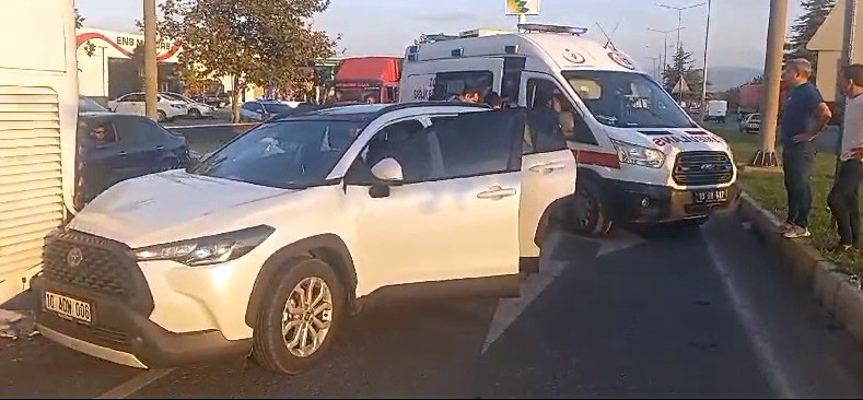 Kırmızı ışıkta otobüse çarptı: 1 yaralı EDREMİT İLÇESİNDE OTOMOBİLİN OTOBÜSE ÇARPTIĞI KAZADA BİR KİŞİ YARALANDI.