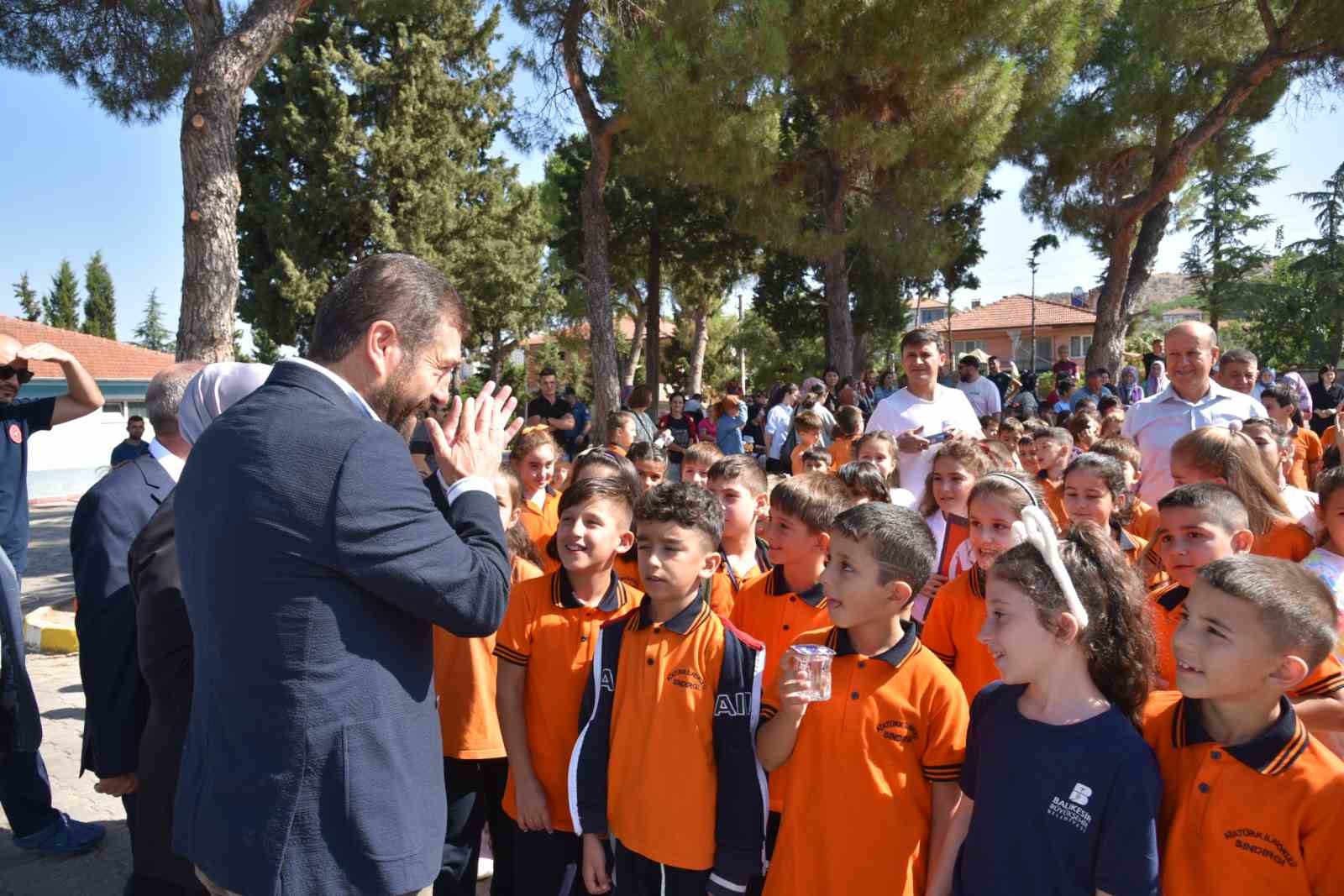 KİTAPLAR DEVLETTEN, KIRTASİYELER  SINDIRGI BELEDİYESİ’NDEN