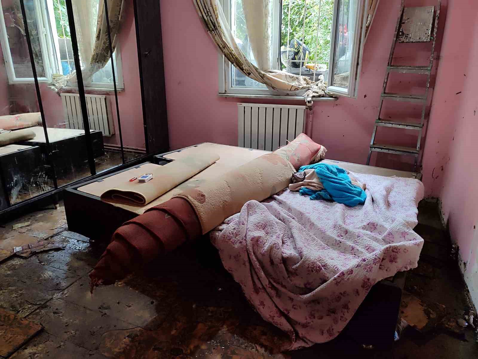 KÜÇÜKÇEKMECE’DE SEL FELAKETİNDEN ETKİLENEN VATANDAŞLARIN YARALARI SARILMAYA DEVAM EDİYOR.