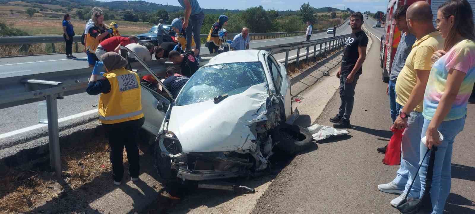 BURSA-İZMİR KARAYOLUNDA KONTROLDEN ÇIKAN ARAÇ KAZA YAPTI. 2 KİŞİ YARALANDI.