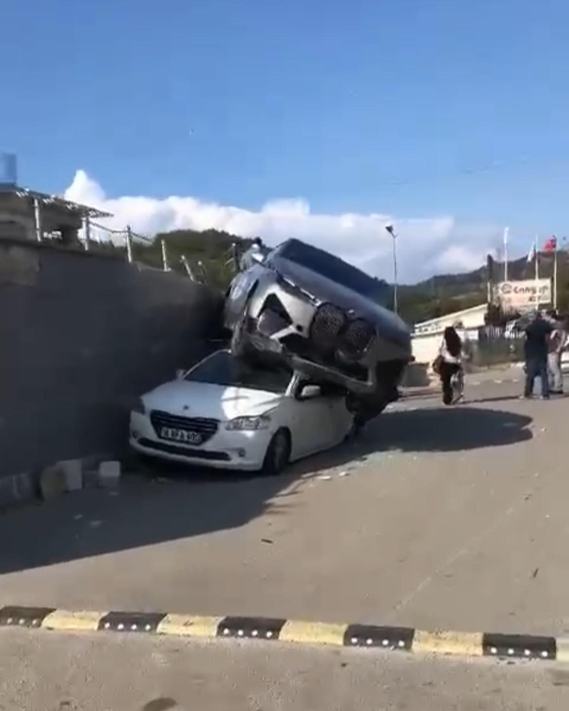 Kontrolden çıkan cip, park halindeki aracın üzerine düştü BURSA’DA KONTROLDEN ÇIKAN ARAÇ BARİYERLERİ AŞARAK PARK HALİNDEKİ ARACIN ÜZERİNE