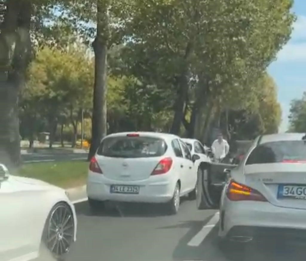 İSTANBUL'UN BAKIRKÖY İLÇESİNDEKİ SAHİL YOLUNDA DÜĞÜN KONVOYU TRAFİĞİ YAVAŞLATTI. DURUMA