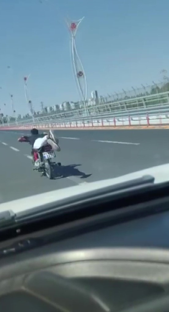 ADANA’DA MOTOSİKLETİ İLE KÖPRÜDE YAPTIĞI AKROBASİ PAHALIYA PATLADI.
