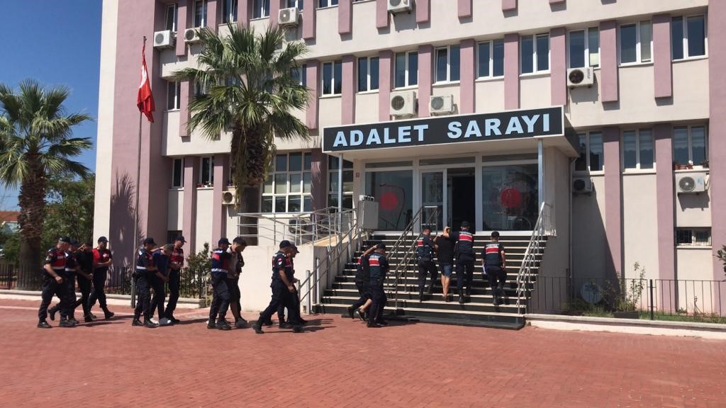 BALIKESİR'İN AYVALIK İLÇESİNDE KORSAN TAKSİLER İLE 23 DÜZENSİZ GÖÇMENİ YASA