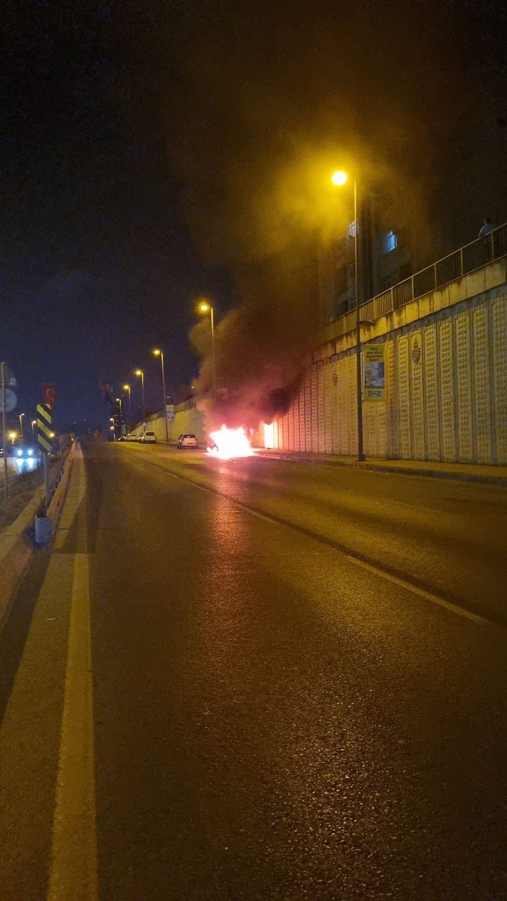 KÜÇÜKÇEKMECE İSTASYON CADDESİ’NDE SEYİR HALİNDE OLAN BİR ARAÇ ALEV ALEV