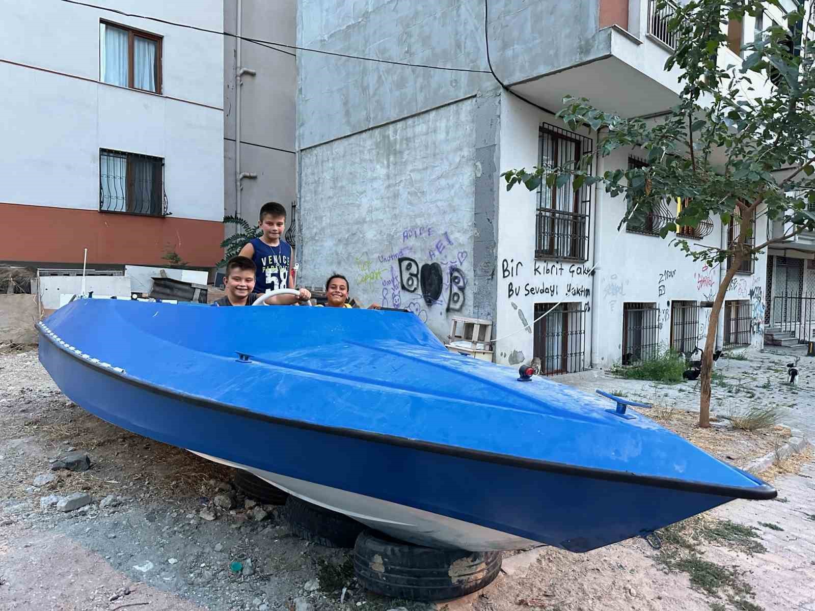 KÜÇÜKÇEKMECE'DE ÇÖPE ATILAN TEKNEYİ ÇOCUKLAR FIRSATA ÇEVİRDİ