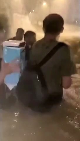 VİDEODA KÜTÜPHANENİN ÖNÜNDE ÇARESİZCE KURTARILMAYI BEKLEYEN KİŞİLERDEN BAZILARININ KELİME-ŞEHADET GETİRDİĞİ
