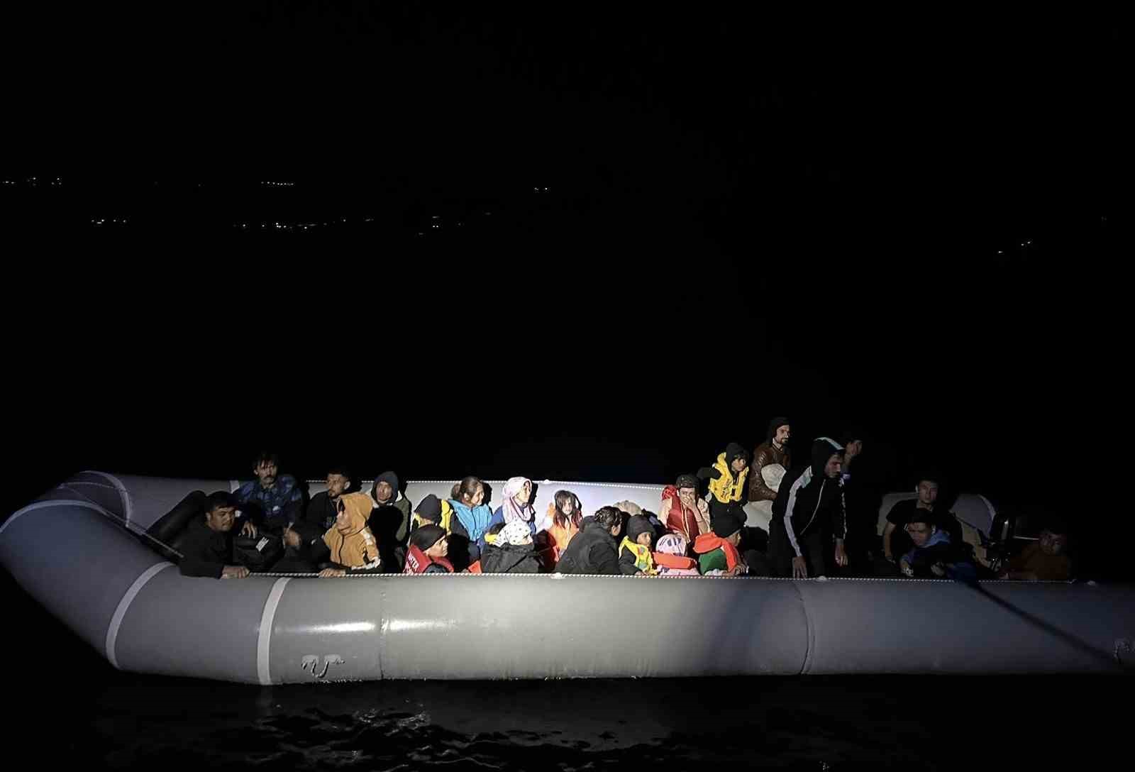 Lastik botları arızalanan ve sürüklenen 27 kaçak göçmen kurtarıldı ÇANAKKALE’NİN AYVACIK İLÇESİ AÇIKLARINDA LASTİK BOTLARI MOTOR ARIZASI NEDENİYLE SÜRÜKLENEN