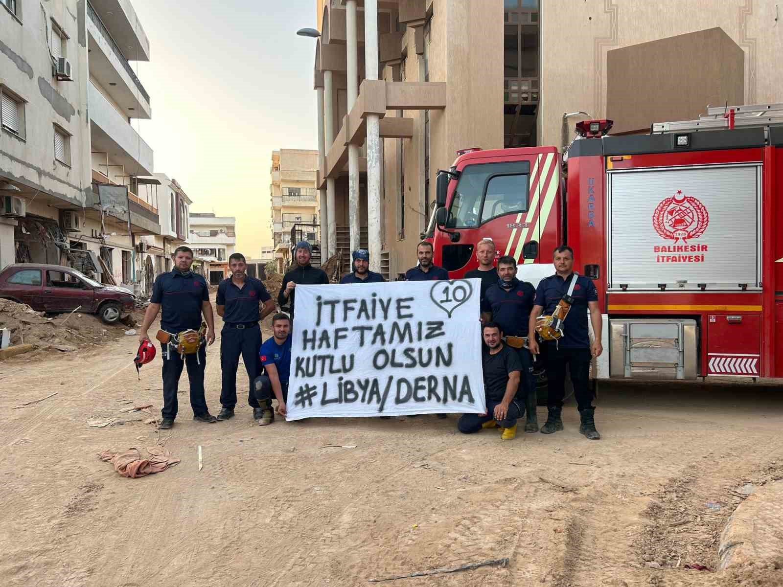 Libya’da kurtarma çalışmalarına katılan Balıkesir itfaiyesi, İtfaiye Haftası’nı böyle kutladı BALIKESİR BÜYÜKŞEHİR BELEDİYESİ KURTARMA EKİBİ İTFAİYE HAFTASI’NI GÖREV YAPTIKLARI LİBYA’NIN