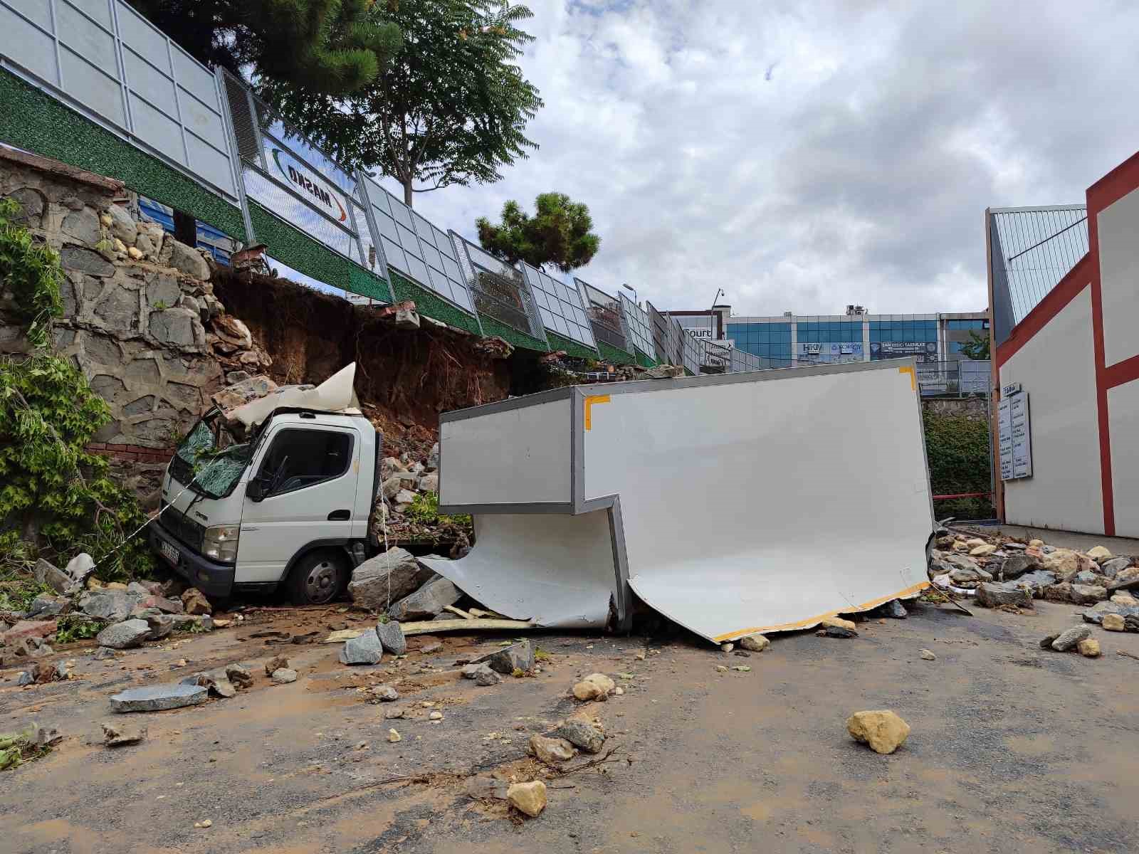 İSTANBUL’DA YAŞANAN SEL FELAKETİNDE BAŞAKŞEHİR MASKO MOBİLYACILAR SİTESİ'NİN İSTİNAT DUVARI