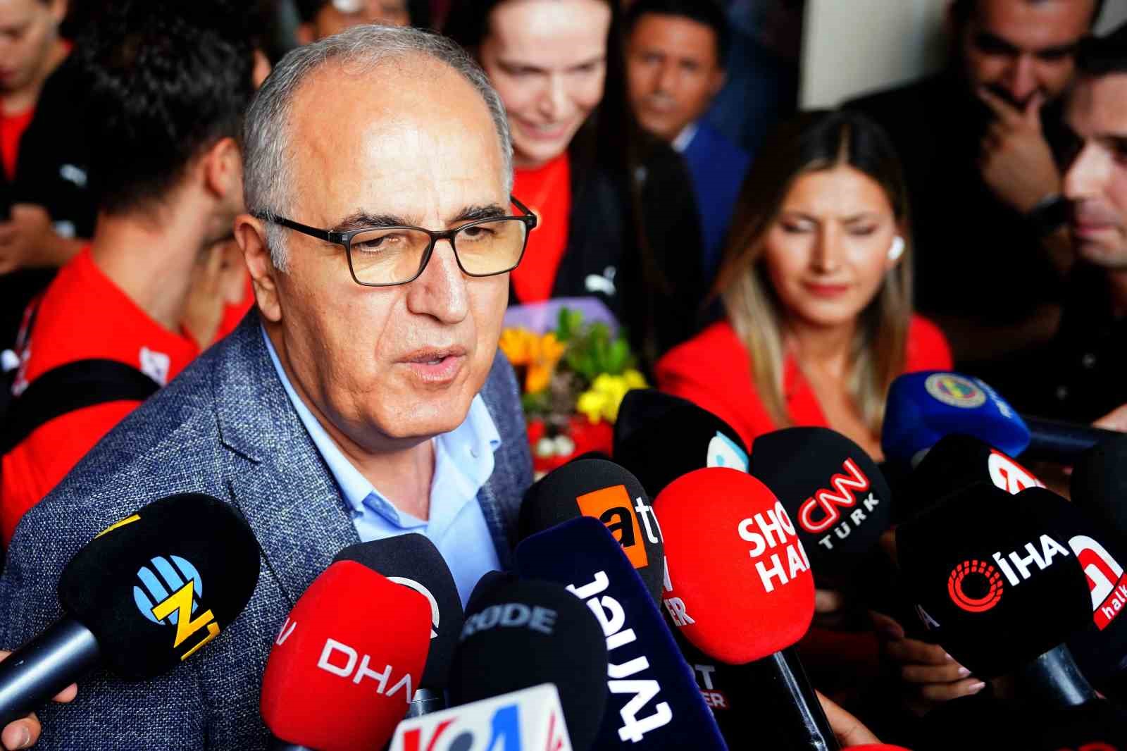 HAVALİMANI ÇIKIŞINDA BASIN MENSUPLARINA AÇIKLAMALARDA BULUNAN TÜRKİYE VOLEYBOL FEDERASYONU BAŞKANI