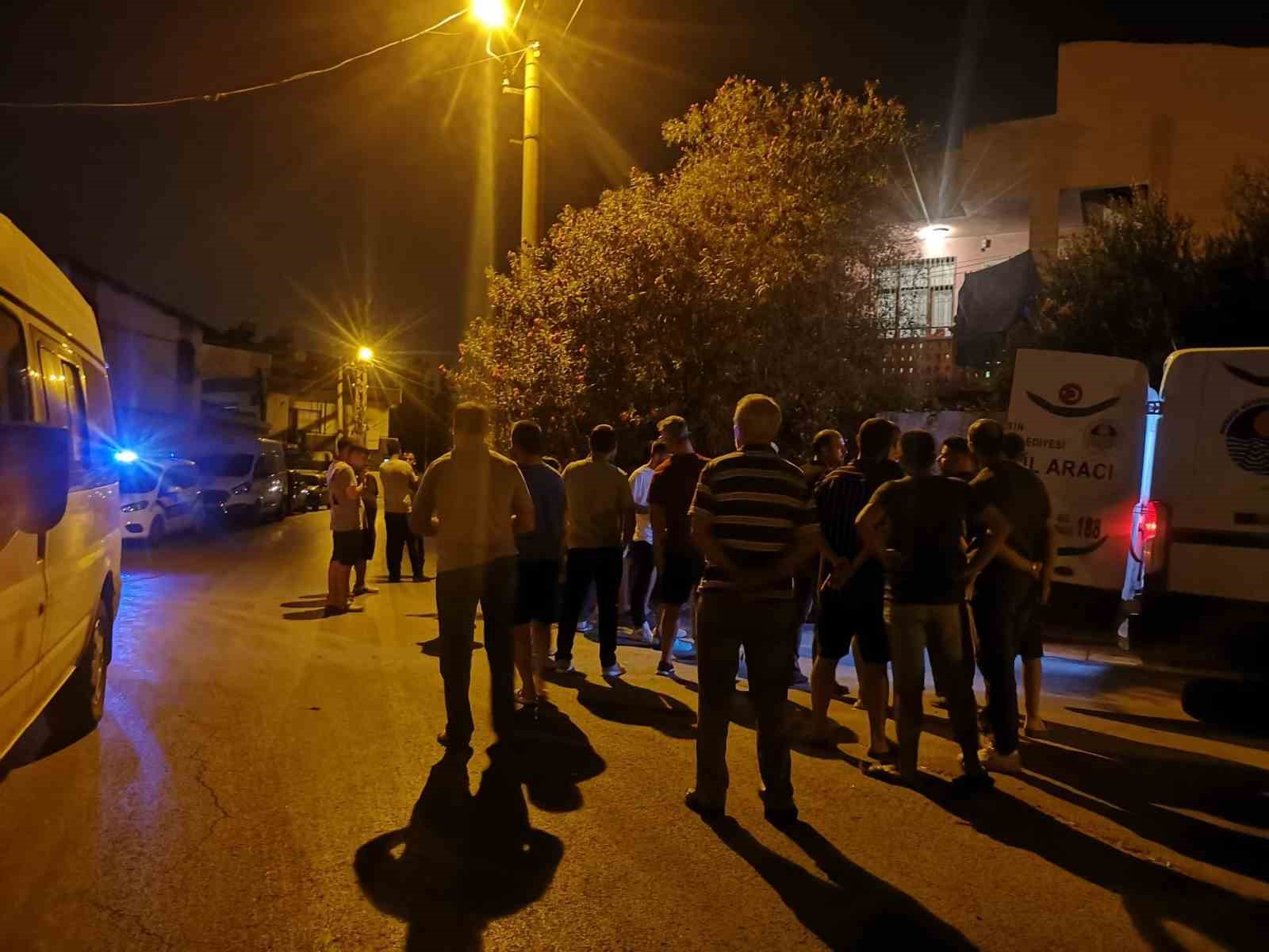 Mersin’de bir kadın yatak odasında boğazından bıçaklanarak öldürülmüş halde bulundu TARSUS’TA BİR KADIN YATAK ODASINDA BOĞAZINDAN BIÇAKLANARAK ÖLDÜRÜLDÜ