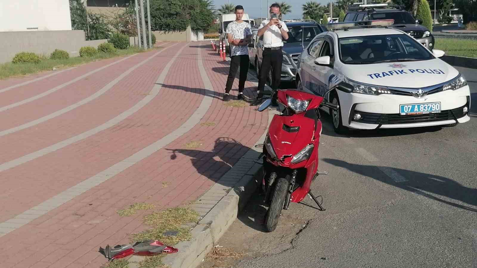 Motosiklet otomobile çarptı: 2 yaralı MANAVGAT İLÇESİNDE MOTOSİKLETİN OTOMOBİLE ARKADAN ÇARPMASI SONUCU MEYDANA GELEN