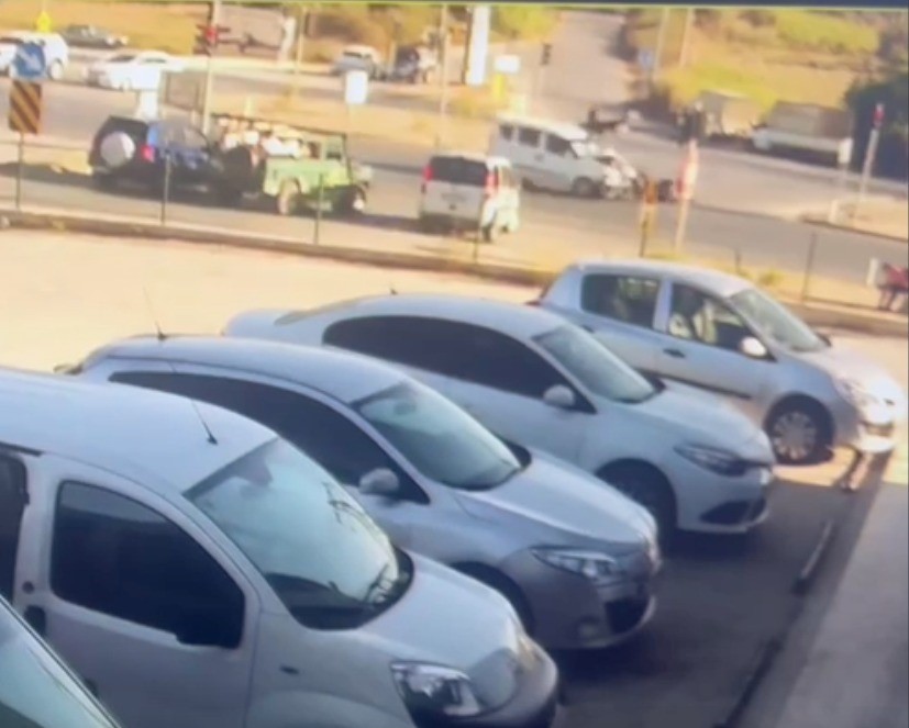 KAZA ANI GÜVENLİK KAMERASINA YANSIRKEN, KAVŞAKTA BEKLEYEN MOTOSİKLETİN BİR ANDA