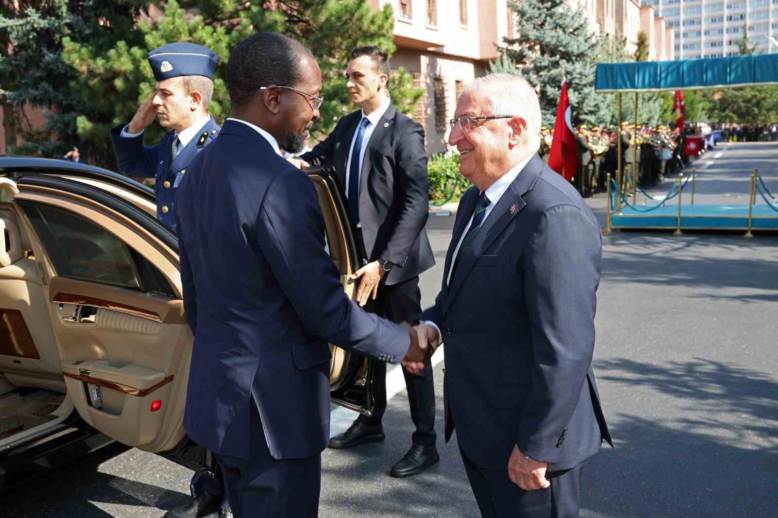 ANKARA’YA GELEN MOZAMBİK SAVUNMA BAKANI ARTUR CHUME’Yİ MİLLÎ SAVUNMA BAKANLIĞINDA