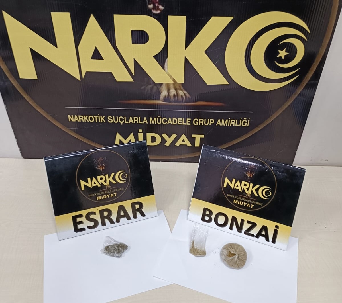 NARKOTİK EKİPLERİ UYGULAMA NOKTASINDA DURDURDUKLARI BİR MOTOSİKLETİN GİZLİ BÖLMELERİNDE SAKLANAN