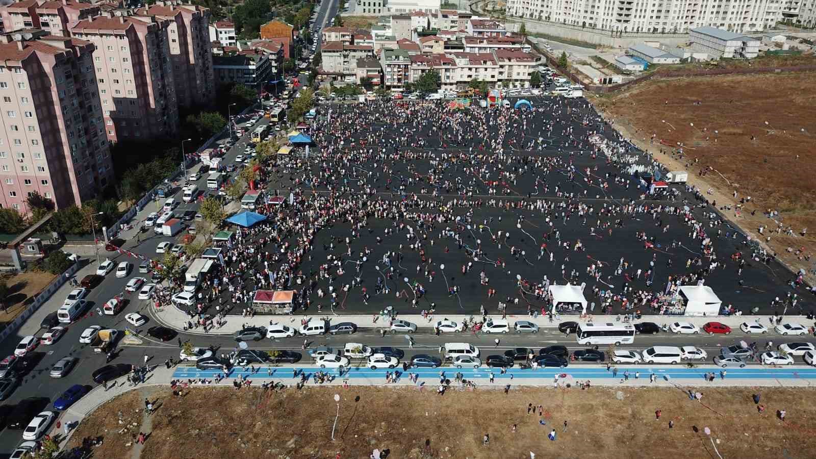 KÜÇÜKÇEKMECE’DE DÜZENLENEN UÇURTMA ŞENLİĞİNDE YÜZLERCE ÇOCUK, OKULLARIN AÇILMASI ÖNCESİ GÖNÜLLERİNCE