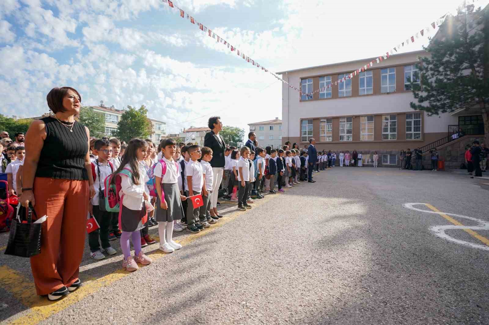 YENİ EĞİTİM ÖĞRETİM YILINDA, OKULLARA GELEN VELİLERLE ZİYARETÇİLERİN KAYITLARI GÖRÜŞME