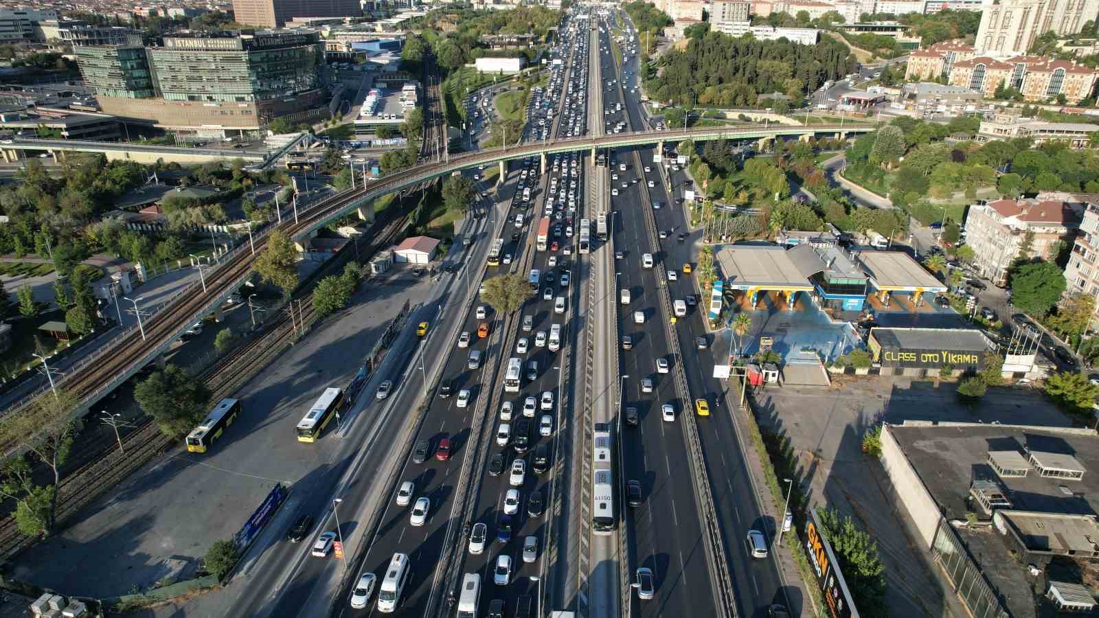 MERTER'DE SABAHIN İLK SAATLERİNDEN İTİBAREN OLUŞAN TRAFİK YOĞUNLUĞU HAVADAN GÖRÜNTÜLENDİ.