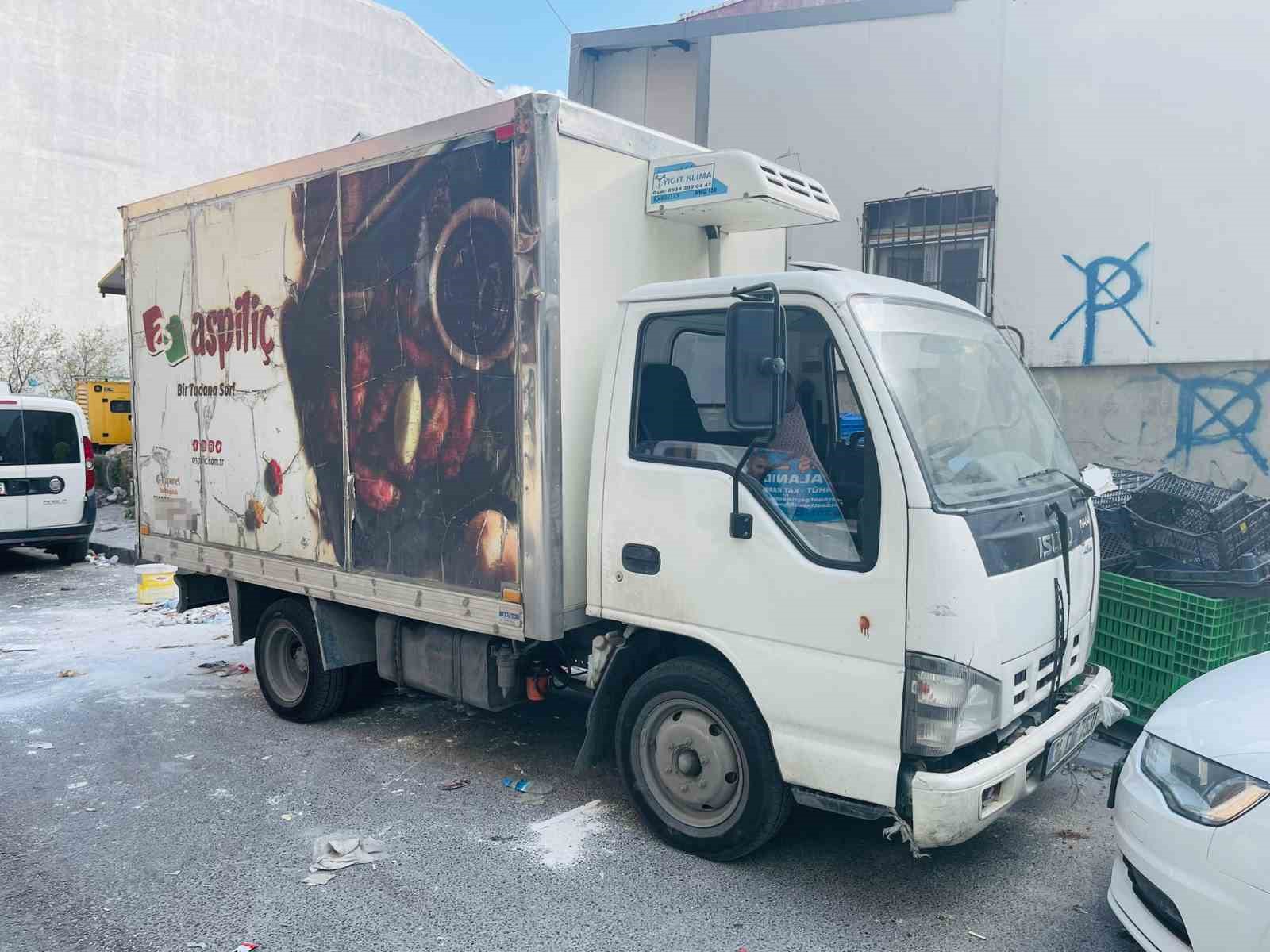 ARNAVUTKÖY'DE ORMANLIK ARAZİYE KAPALI KASA KAMYONET İLE MOLOZ DÖKEN KİŞİYE