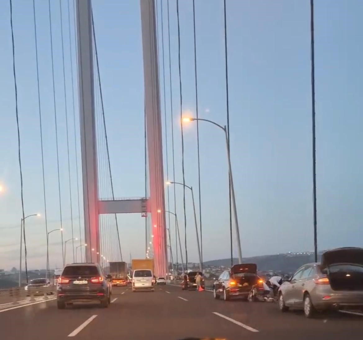 OSMANGAZİ KÖPRÜSÜNDE SEYİR HALİNDEKİ PEŞ PEŞE GİDEN ARAÇLARIN LASTİKLERİ PATLADI.