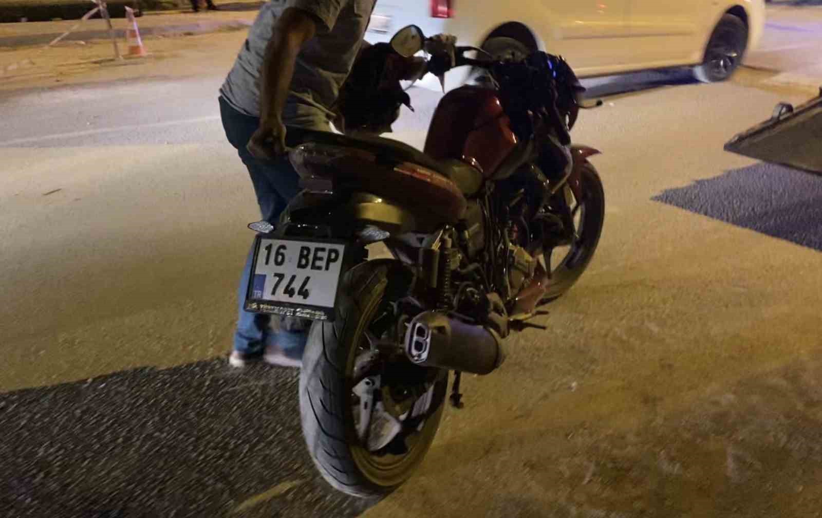 BURSA'NIN İNEGÖL İLÇESİNDE MEYDANA GELEN KAZADA OTOMOBİL İLE ÇARPIŞAN MOTOSİKLETİN