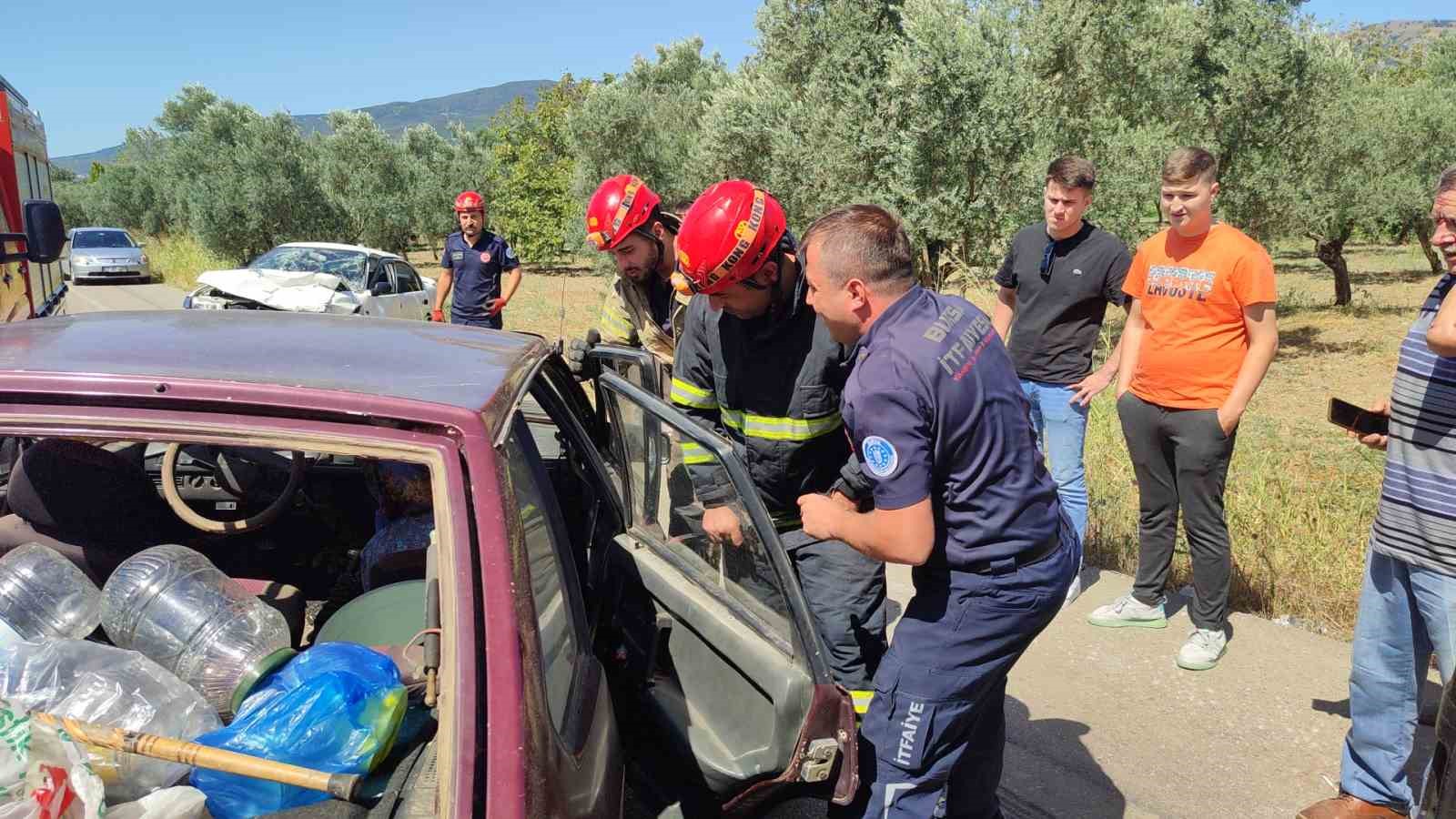 ORHANGAZİ-İZNİK KARAYOLU'NDA İKİ OTOMOBİL KAFA KAFAYA ÇARPIŞTI. KAZADA HER İKİ