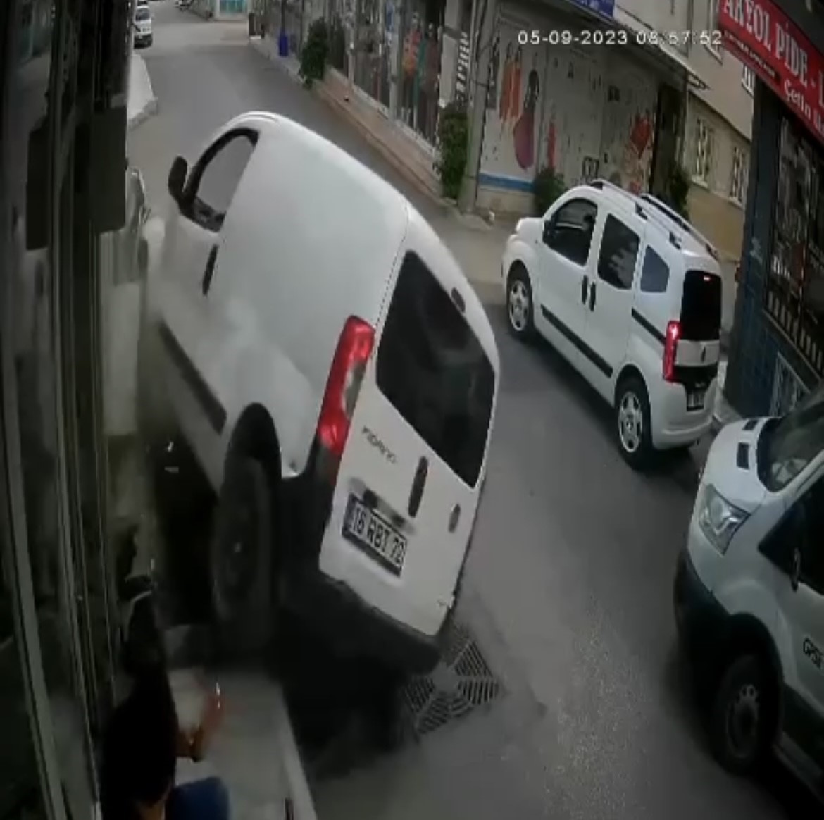 BURSA’DA PARK HALİNDEKİ ARACA ÇARPMAMAK İÇİN MANEVRA YAPAN SÜRÜCÜ, KIRAATHANEDE