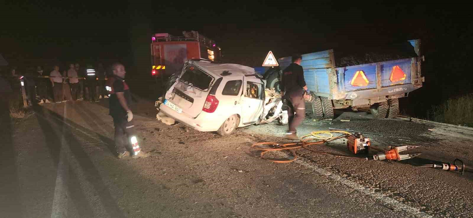 BOLU'NUN GÖYNÜK İLÇESİNDE TRAKTÖRE ÇARPARAK PARAMPARÇA OLAN OTOMOBİLDE YOLCU KONUMUNDA