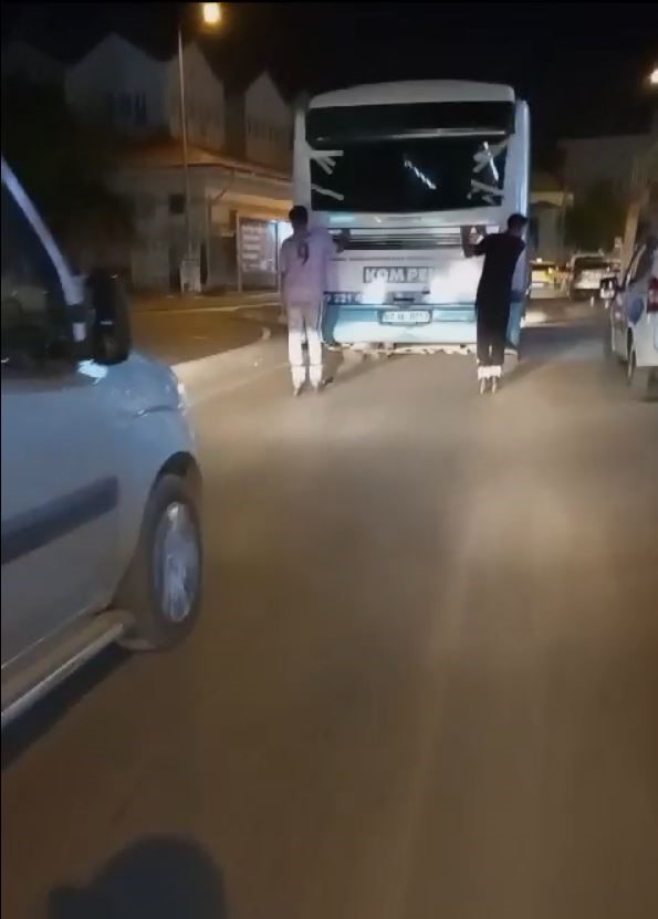 ANTALYA’DA HALK OTOBÜSÜNÜN ARKASINA TAKILAN İKİ PATENLİ GENCİN TEHLİKELİ YOLCULUĞU
