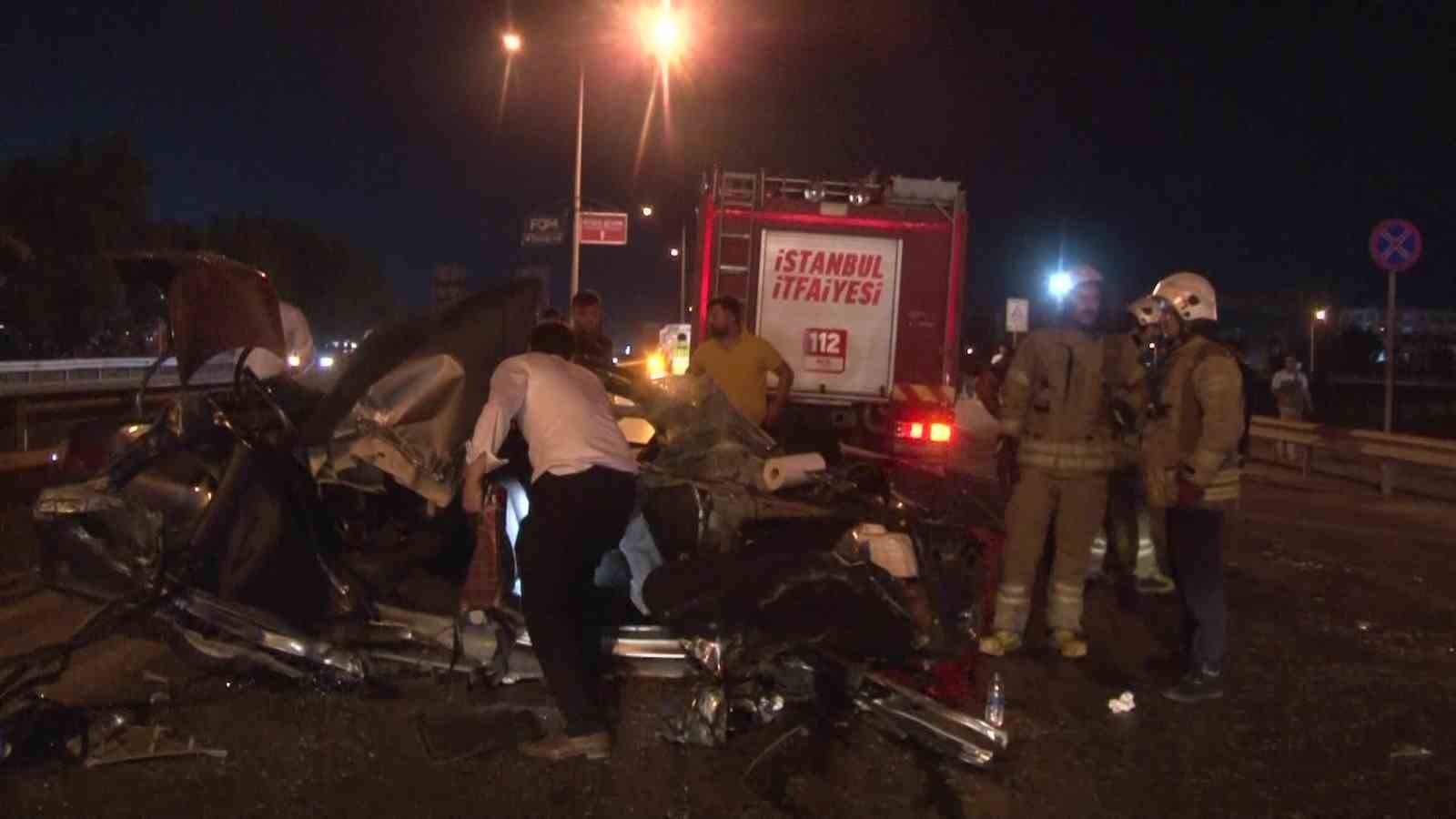 PENDİK'TE OTOMOBİL YOLDA DURAN TIRA ÇARPTI: 2 YARALI
