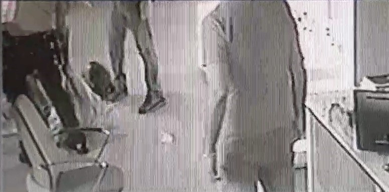 KAÇAN ARACIN ÖNÜNÜ KESEN POLİSİ DE METRELERCE SÜRÜKLENİRKEN  ŞÜPHELİLERDEN