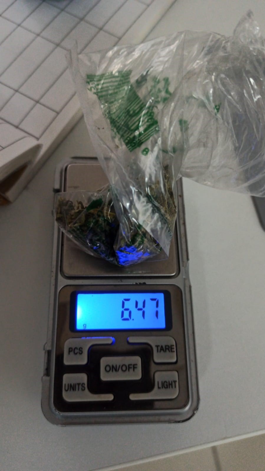 Polisten kaçan sürücünün taksisinden uyuşturucu çıktı YAPILAN ARAMALARDA 2 PARÇA HALİNDE 15.75 GRAM UYUŞTURUCU MADDE ELE