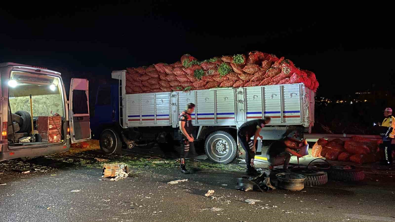 BURSA’DA DİNAMİT YÜKLÜ KAMYONUN DEVRİLMESİYLE SAATLERCE TRAFİĞE KAPANAN YOL TEKRAR