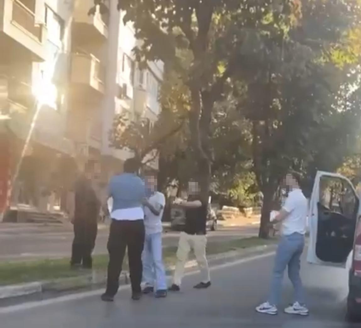 BURSA’DA TRAFİKTE ANLAŞMAZLIK YAŞADIĞI KURYE, KENDİSİNİ DARP EDEN KİŞİNİN KARŞISINDA