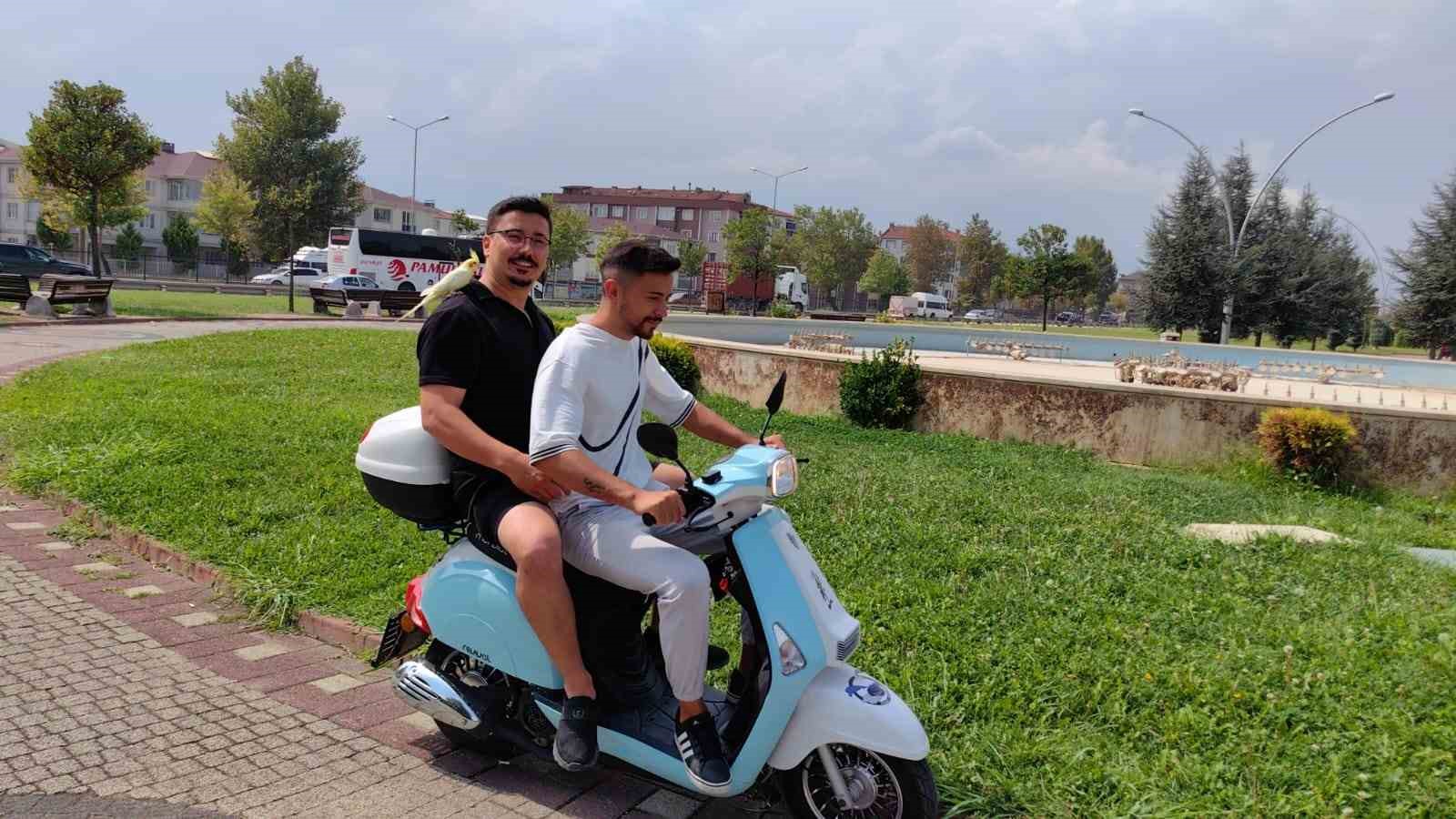 BURSA'NIN İNEGÖL İLÇESİNDE 6 AY ÖNCE SAHİPLENİLEN ŞAKİR İSİMLİ PAPAĞAN,