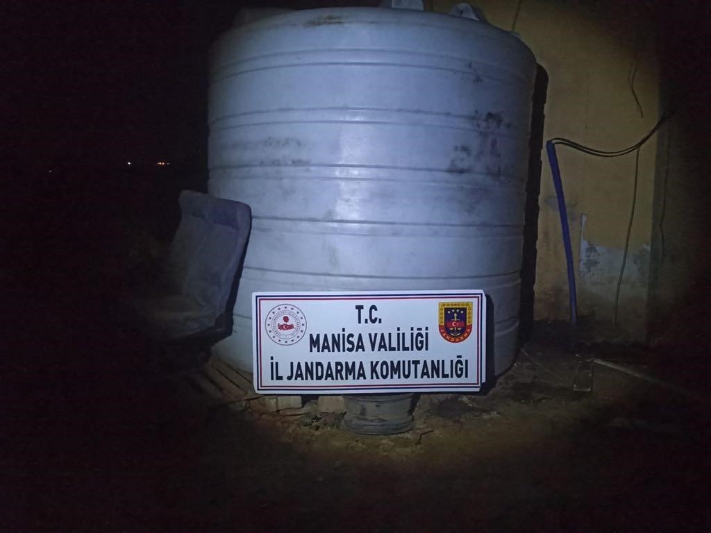Salihli’de 2 bin 500 litre kaçak akaryakıt ele geçirildi MANİSA'NIN SALİHLİ İLÇESİNDE JANDARMA EKİPLERİ TARAFINDAN DÜZENLENEN OPERASYONDA 2 BİN