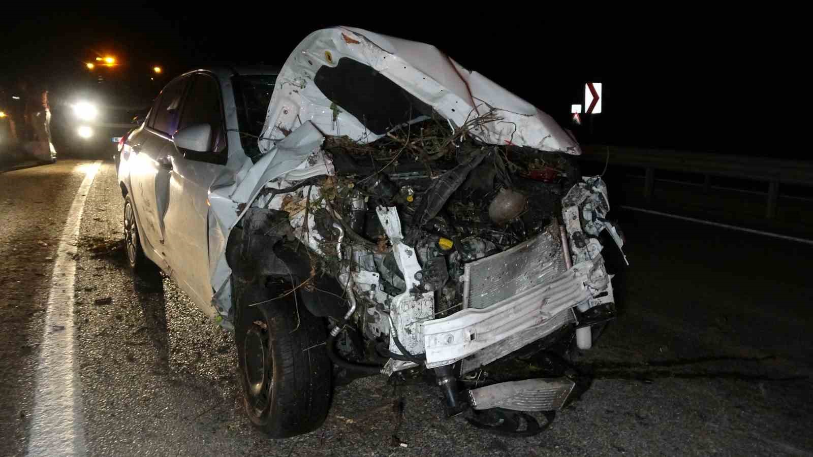 BURSA’DA SÜRÜCÜNÜN DİREKSİYON HAKİMİYETİNİ KAYBETMESİYLE ŞARAMPOLE UÇAN OTOMOBİLDEN HAFİF SIYRIKLARLA