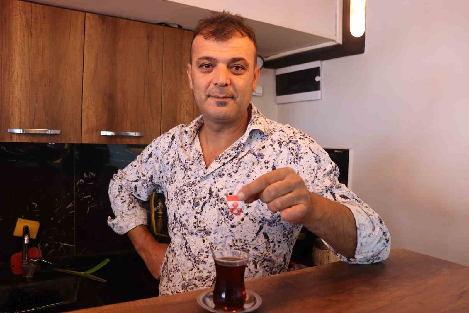 MURAT KÜTÜK, ALDIĞI SARGILI ŞEKERİN İÇERİSİNDEN SAKIZ ÇIKINCA ŞAŞKINA UĞRADI.