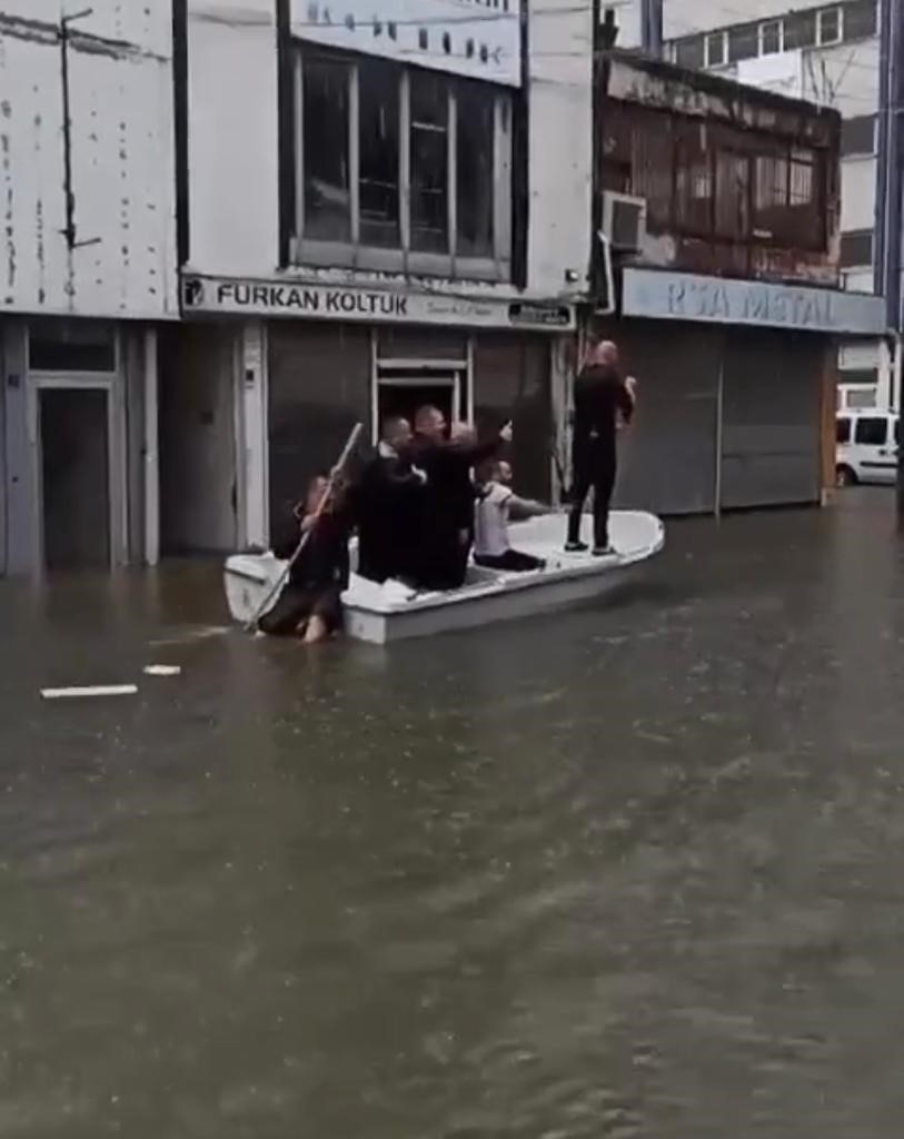 SAMSUN’DA ETKİLİ OLAN SAĞANAK NEDENİYLE SU BASAN GÜLSAN SANAYİ SİTESİ’NDEKİ