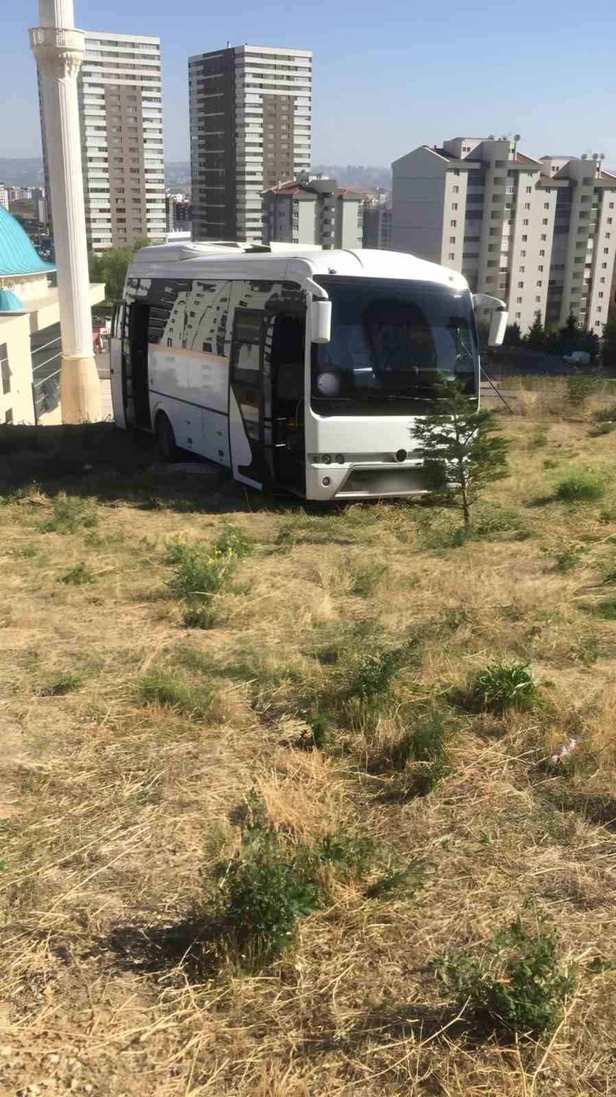 Servis kazasını rögar kapağı engelledi ANKARA’DA ÖĞRENCİLERİ TAŞIYAN BİR SERVİS ARACI GERİ MANEVRA YAPARKEN YOLDAN