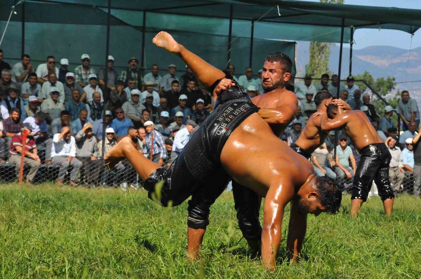 YAĞCIBEDİR YAĞLI GÜREŞLERİ'NDE KIRAN KIRANA GEÇEN GÜREŞLERDE BAŞPEHLİVANLIK KÜRSÜSÜNE HASAN