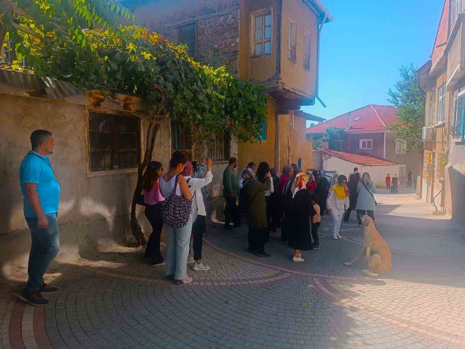 Sivrihisar’ın tarihi zenginlikleri turistleri büyülüyor ESKİŞEHİR'E BAĞLI OLAN SİVRİHİSAR HER GEÇEN GÜN ARTAN TURİST SAYISIYLA
