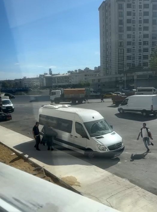 ESENYURT’TA BİR ÇİFT, YOLDA YÜRÜDÜKLERİ ESNADA TARTIŞMAYA BAŞLADI. SANİYELER SONRA