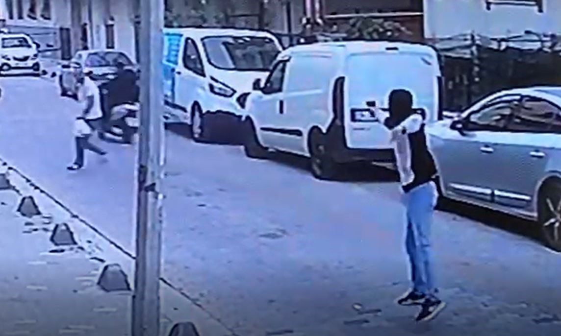 Sokak ortasında silahlı saldırı KÜÇÜKÇEKMECE’DE, MASKELİ İKİ KİŞİ TARAFINDAN MOTOSİKLET SÜRÜCÜSÜNE DÜZENLENEN SİLAHLI SALDIRININ