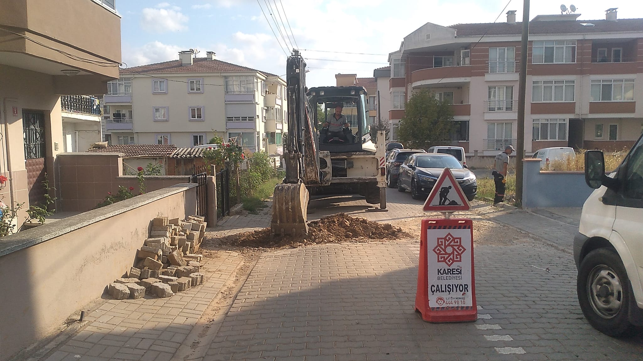 Karesi Belediyesi Fen İşleri Müdürlüğü’ne bağlı ekipler, bozulan kaldırım, yol,