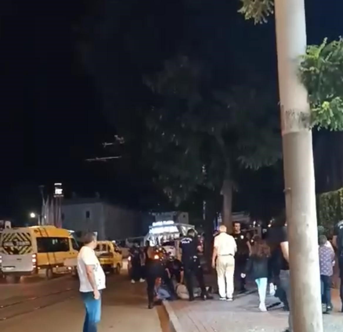 BURSA’DA İKİ KİŞİ ARASINDA ÇIKAN SÖZLÜ TARTIŞMADA BIÇAKLAR KONUŞTU. BİR
