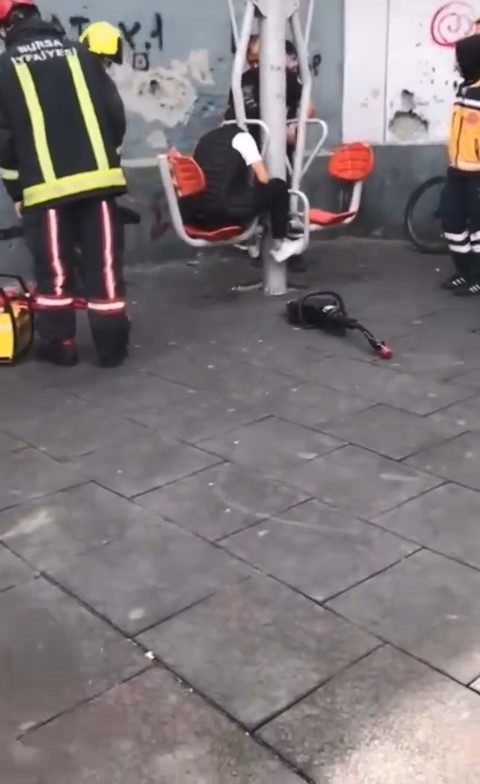 Spor aletine sıkışan genci itfaiye ekipleri böyle kurtardı BURSA’DA PARKTA KAFASINI SPOR ALETLERİNE SIKIŞTIRAN GENCİ İTFAİYE EKİPLERİ KURTARDI.